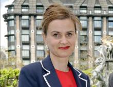 La députée britannique Jo Cox assassinée en pleine rue.  